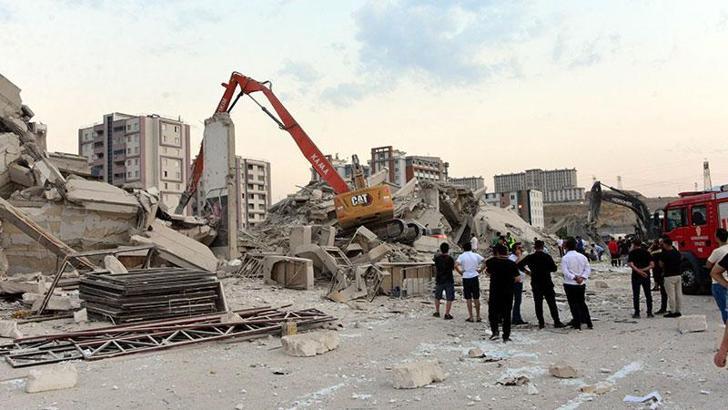 Kahramanmaraş'ta ağır hasarlı bina yıkılırken çöktü, enkaz altında kalan operatör öldü