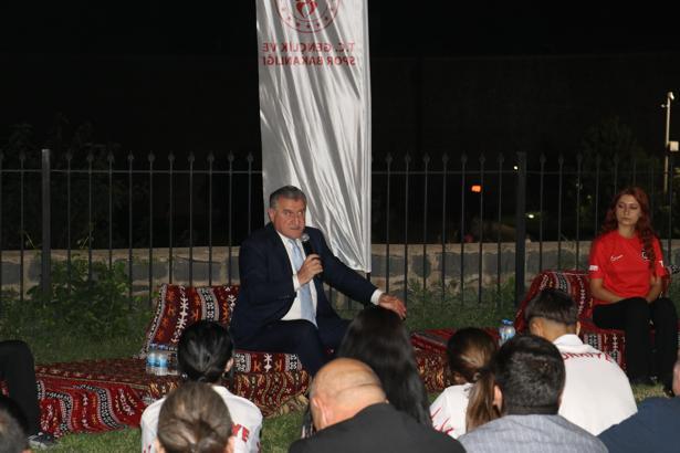 Bakan Bak, Van Gölü'nde tekne turu yaptı (3)