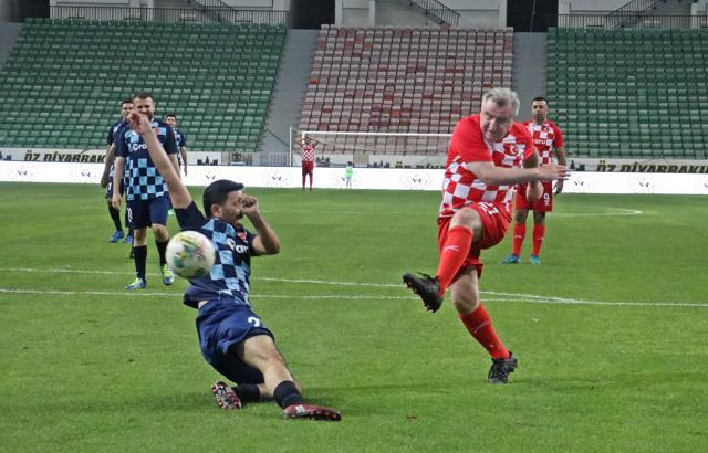 Bakan Bak, Diyarbakır’da sahaya çıktı