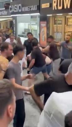İstanbul - Fatih’te esnaf arasında tekme ve yumruklu meydan kavgası kamerada: Çekpasla saldırdı