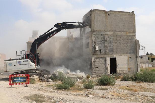Akdeniz’de terk edilmiş 3 katlı yapının yıkımı tamamlandı