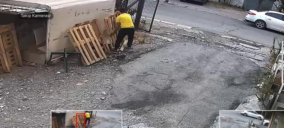 İstanbul - Avcılar’da mağazanın ahşap paletlerini el arabasına taşıyıp çaldı