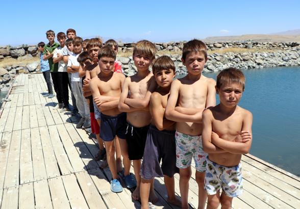 Van Gölü'nde saçları sararan çocuklar, Galatasaray maçına davet edildi