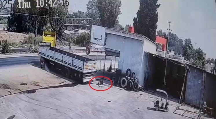 Tamir sırasında hareket eden TIR'ın altında kalan 16 yaşındaki işçi öldü