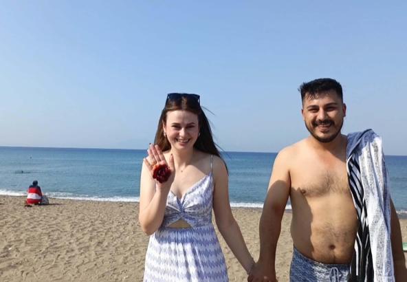 Kına geleneği için davul ve zurna eşliğinde plaja geldiler; damat denize atıldı