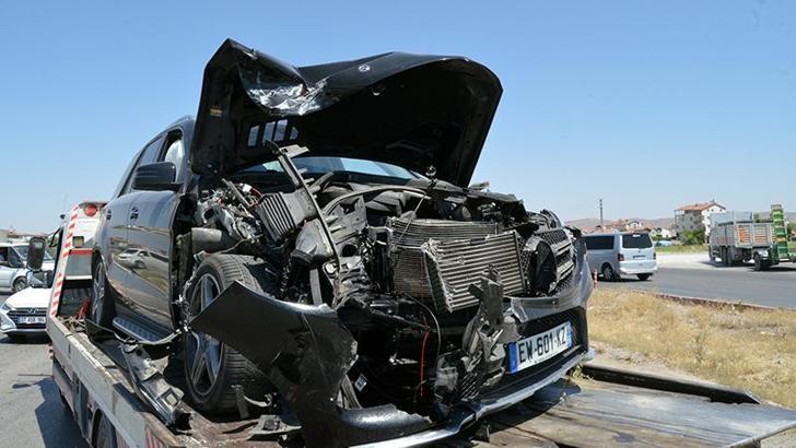 3 araç kavşakta çarpıştı; 2'si çocuk 5 yaralı