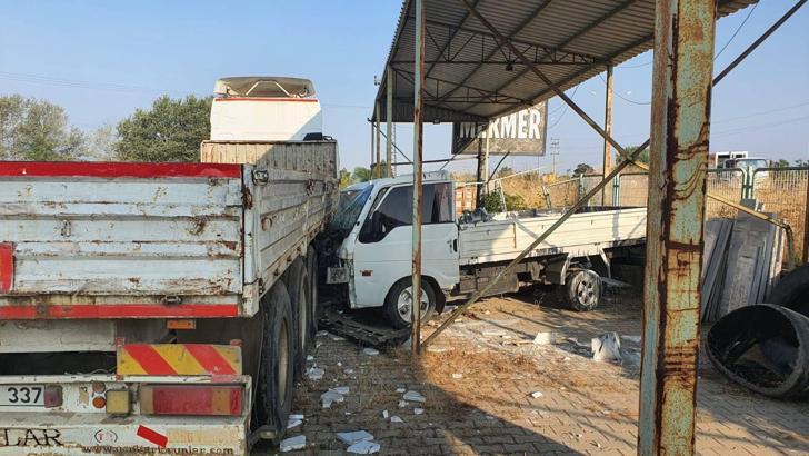 Lastiği patlayan kamyonet, fabrika bahçesindeki TIR'a çarptı; 2 yaralı