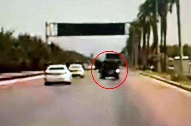 Hafif ticari aracıyla 3 otomobile ve sivil polis aracına çarptı; 2 polis yaralı (2)