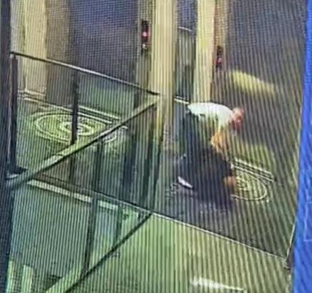 İstanbul - Küçükçekmece'de kendisini uyaran resepsiyon görevlisini tekme tokat dövdü