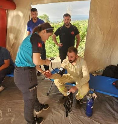 Yangın bölgelerinde kurulan 3 sahra hastanesinde 350 kişiye müdahale ettiler