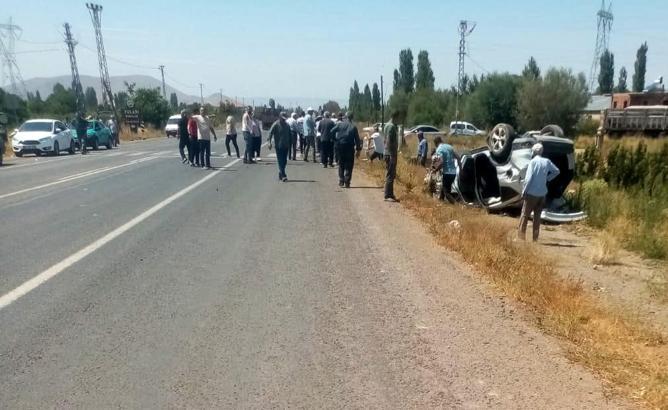 Kayseri’de hafif ticari araç takla attı: 4 yaralı