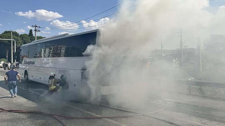 Manisa'da, seyir halindeki yolcu otobüsü alev aldı