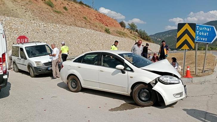 Alkollü sürücünün kullandığı hafif ticari araç ile otomobil çarpıştı; 5 yaralı