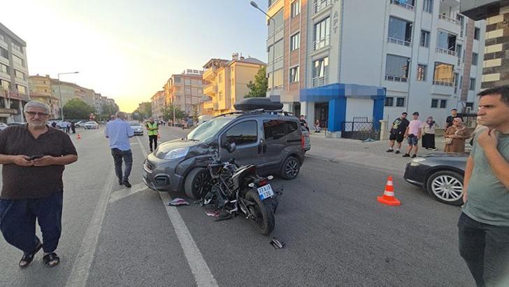 Elazığ’da motosiklet, hafif ticari araca çarptı: 3 yaralı