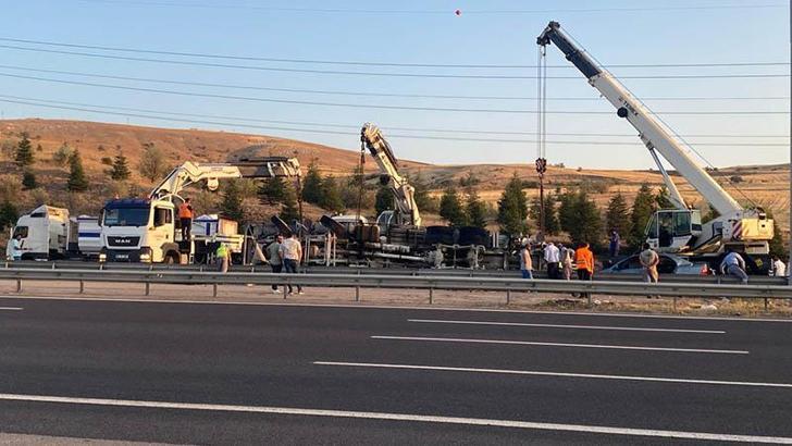 Beton mikseri otomobilin üzerine devrildi; 6 yaralı