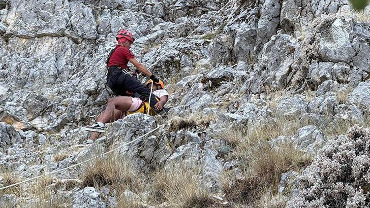 Yamaç paraşütündekiler kayalıklara düştü; 5 saatte kurtarıldılar