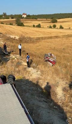 Otomobil, tarlaya devrildi; 5 yaralı