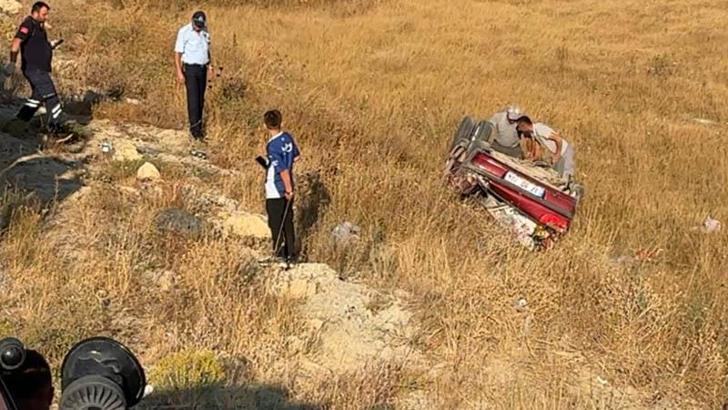 Otomobil, tarlaya devrildi; 5 yaralı