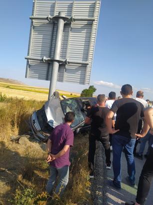 Yön levhasının direğine çarpan otomobil askıda kaldı; 4 yaralı