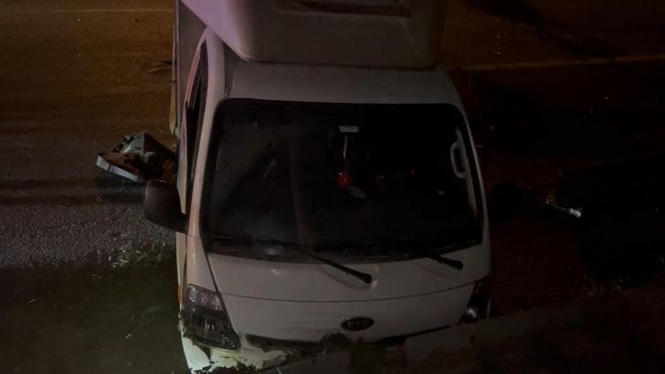 İstanbul - Bayrampaşa'da hafif ticari araç emniyet şeridinde duran kamyonete çarptı: 1'i ağır 3 yaralı