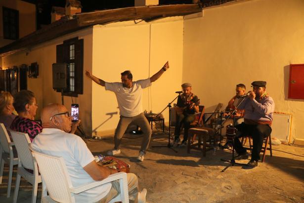 Tarihi konakta Burdur türküleri konseri