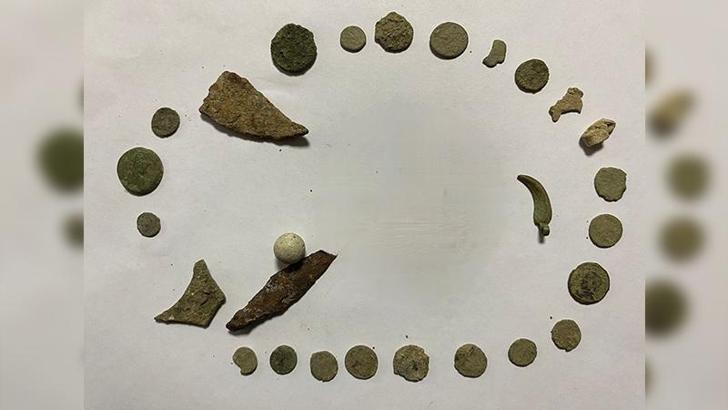 İnegöl’de durdurulan otomobilde 27 sikke ele geçirildi