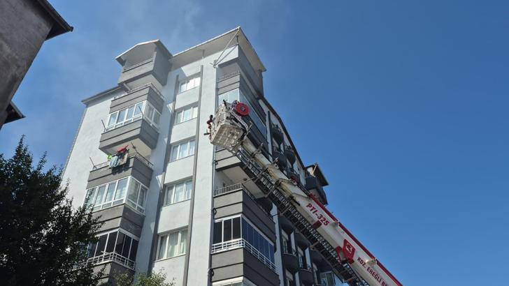 Yangın çıkan apartmanda mahsur kalan 5 kişi, itfaiye merdiveniyle tahliye edildi