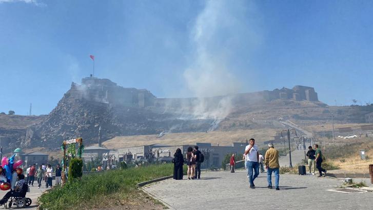 Kars Kalesi eteklerinde ot yangını
