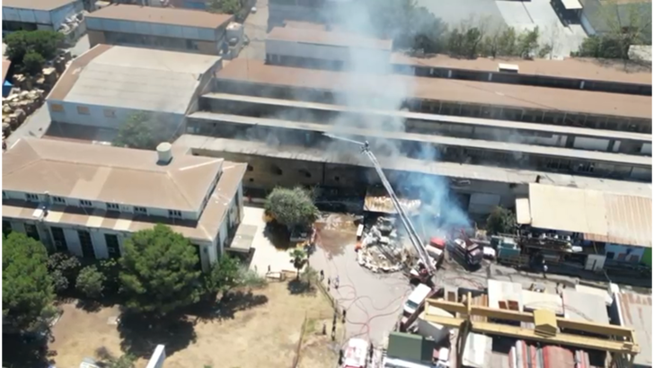 Fabrikada çıkan yangın, yanındaki 2 fabrikaya daha sıçradı