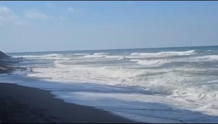 Akçakoca’da yasağa rağmen denize giren kadın, boğulma tehlikesi geçirdi