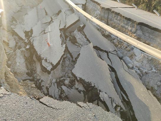 Kuşadası’nda, tarla kazısında yol çöktü