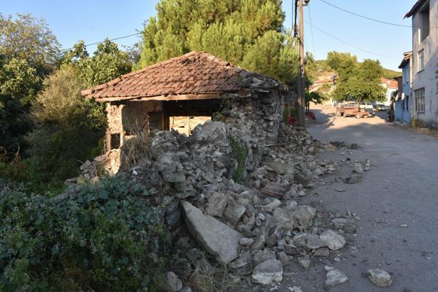 Sındırgı’da 6.1’lik depremde yıkılan ve hasar gören binalar havadan görüntülendi