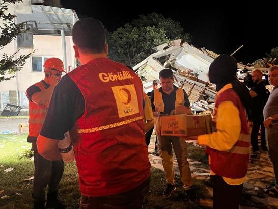 Türk Kızılay’dan, deprem sonrası afetzedelere beslenme desteği