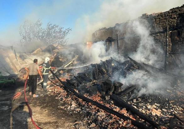 Yangında 3 buzağı öldü, ev ve minibüs yandı