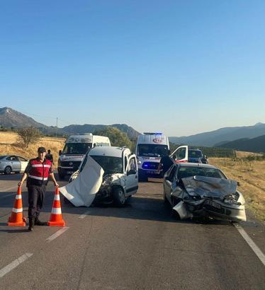 Otomobiller çarpıştı: 6 yaralı