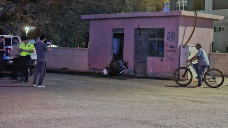 Motosikletiyle duvara çarpan sürücü yaralandı