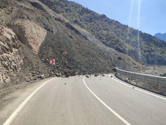 Artvin’de heyelan anı kamerada