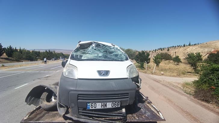 Hafif ticari araç, su kanalına devrildi: 2'si çocuk, 5 yaralı