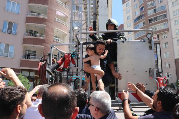 Kayseri’de 14 katlı binada yangın (2)