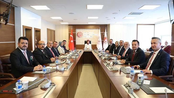 Bakan Göktaş, Türkiye Harp Malulü Gaziler, Şehit Dul ve Yetimleri Derneği üyelerini kabul etti