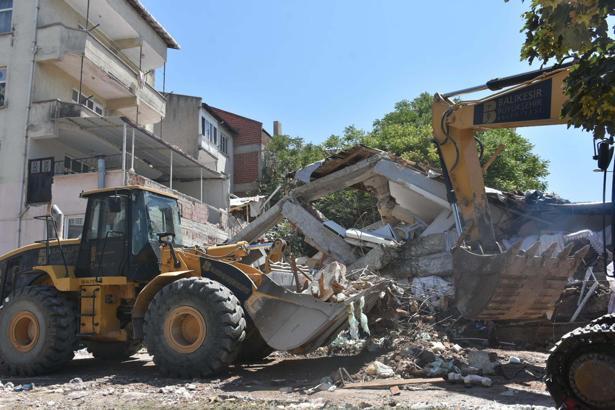 Sındırgı'da 6.1'lik depremde yıkılan ve hasar gören binalar havadan görüntülendi (6)