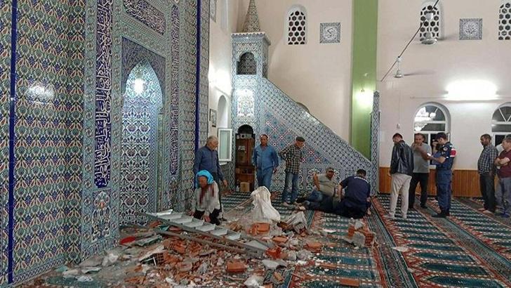 Camide duvardan kopan sıva ve tuğla parçaları üzerlerine düştü: 1 ölü, 1 yaralı