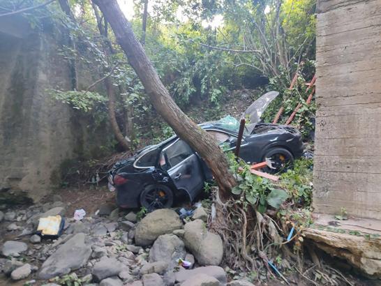 Otomobil köprüden uçtu; 1 çocuk öldü, 2'si çocuk 3 yaralı