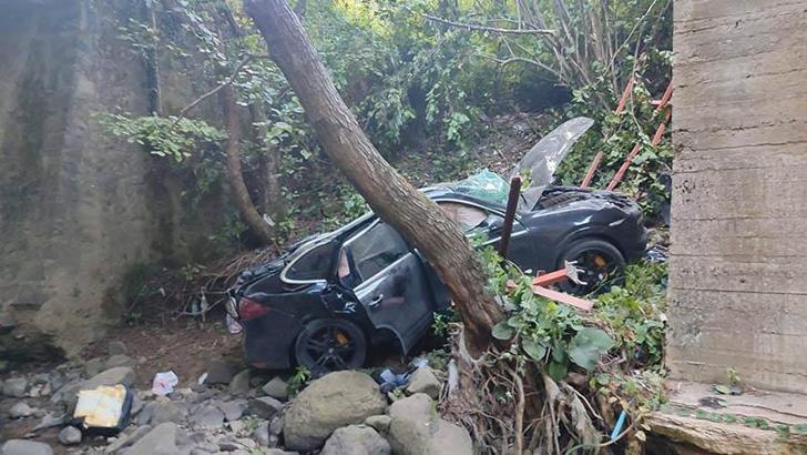 Otomobil köprüden uçtu; 1 çocuk öldü, 2'si çocuk 3 yaralı