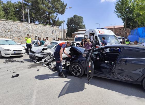 Bitlis'te iki otomobil çarpıştı: 5'i çocuk, 10 yaralı