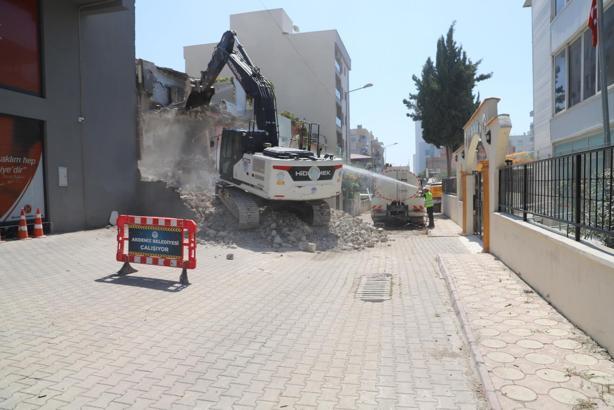 Akdeniz’de can ve mal güvenliği için risk oluşturan metruk yapılar yıkılıyor