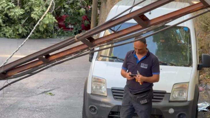 İstanbul - Beyoğlu'nda devrilen ağaç elektrik direklerini yıktı: 2 araç hasar gördü