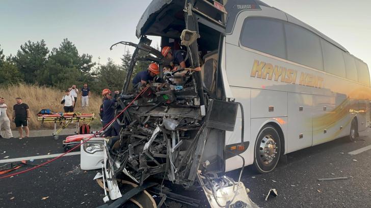 Yolcu otobüsü kamyona çarptı: 1 ölü, 10 yaralı