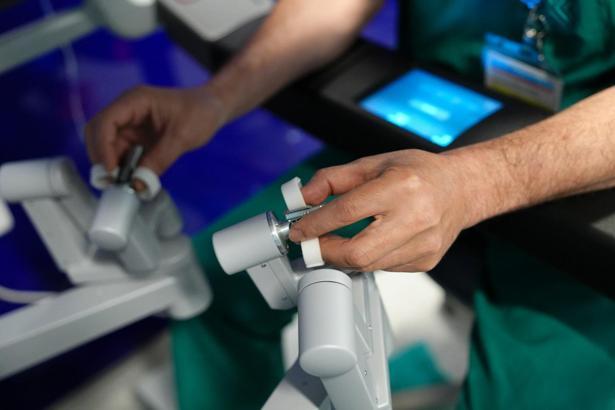 ‘Robot destekli cerrahi, iyileşme süresini minimuma indiriyor’