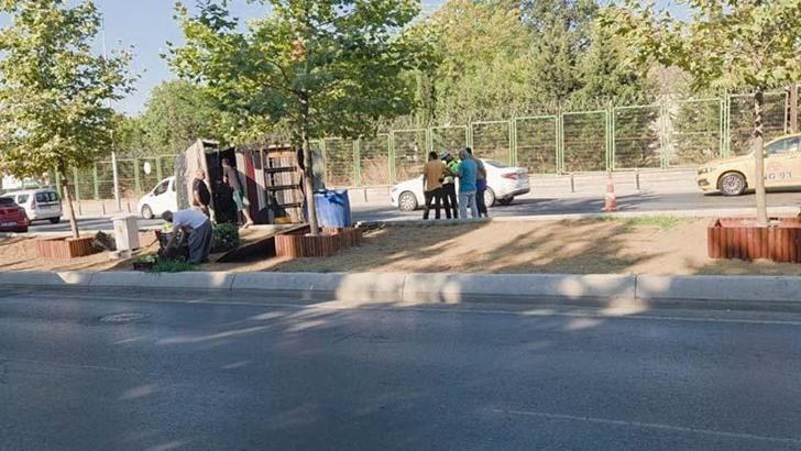Küçükçekmece'de sebze yüklü kamyonet devrildi: 2 yaralı